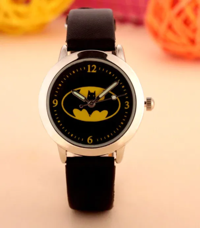 Relógio de pulso preto com símbolo do Batman no mostrador