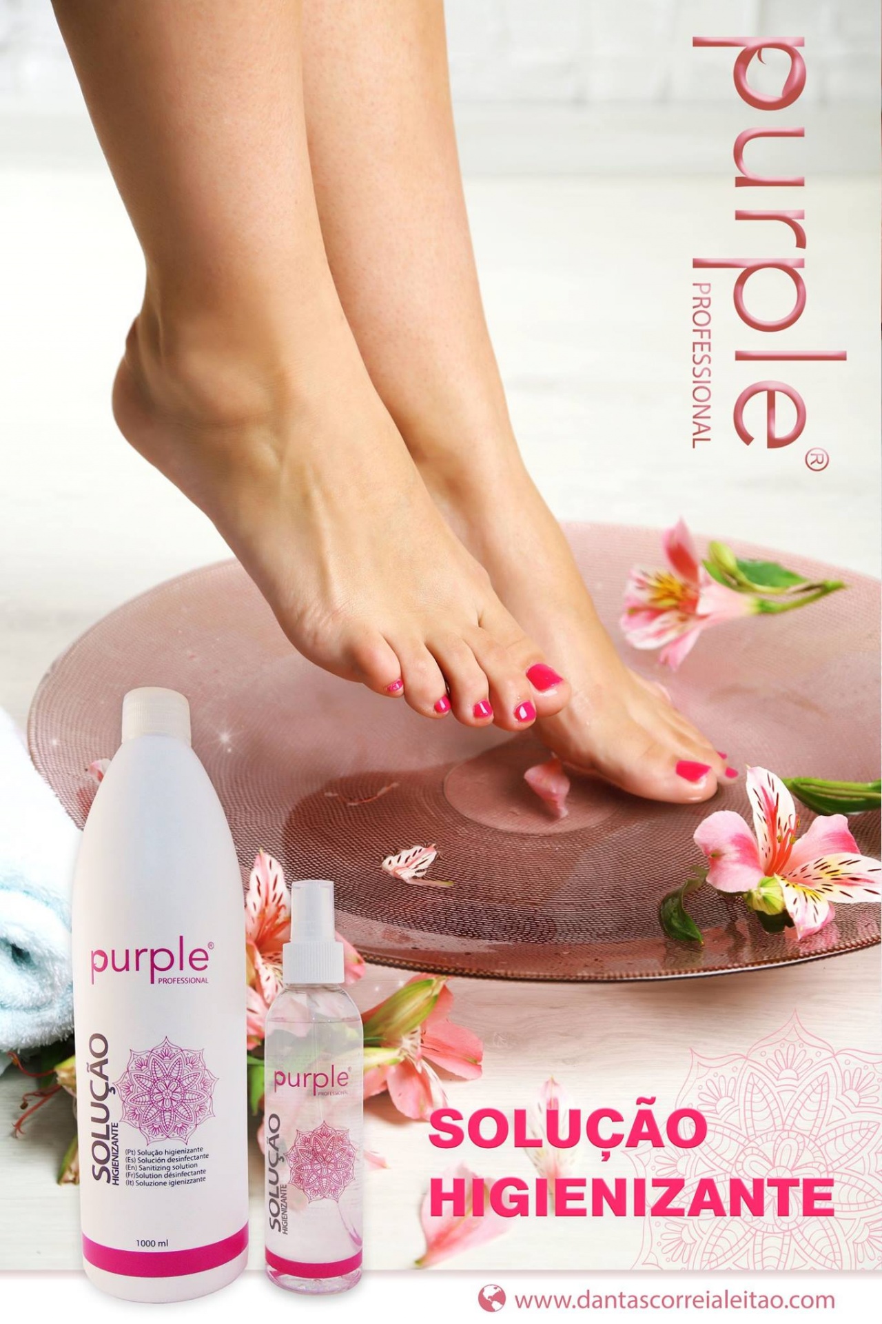 Pés femininos com verniz rosa sobre tapete rosa com flores e produtos Purple Solução Higienizante