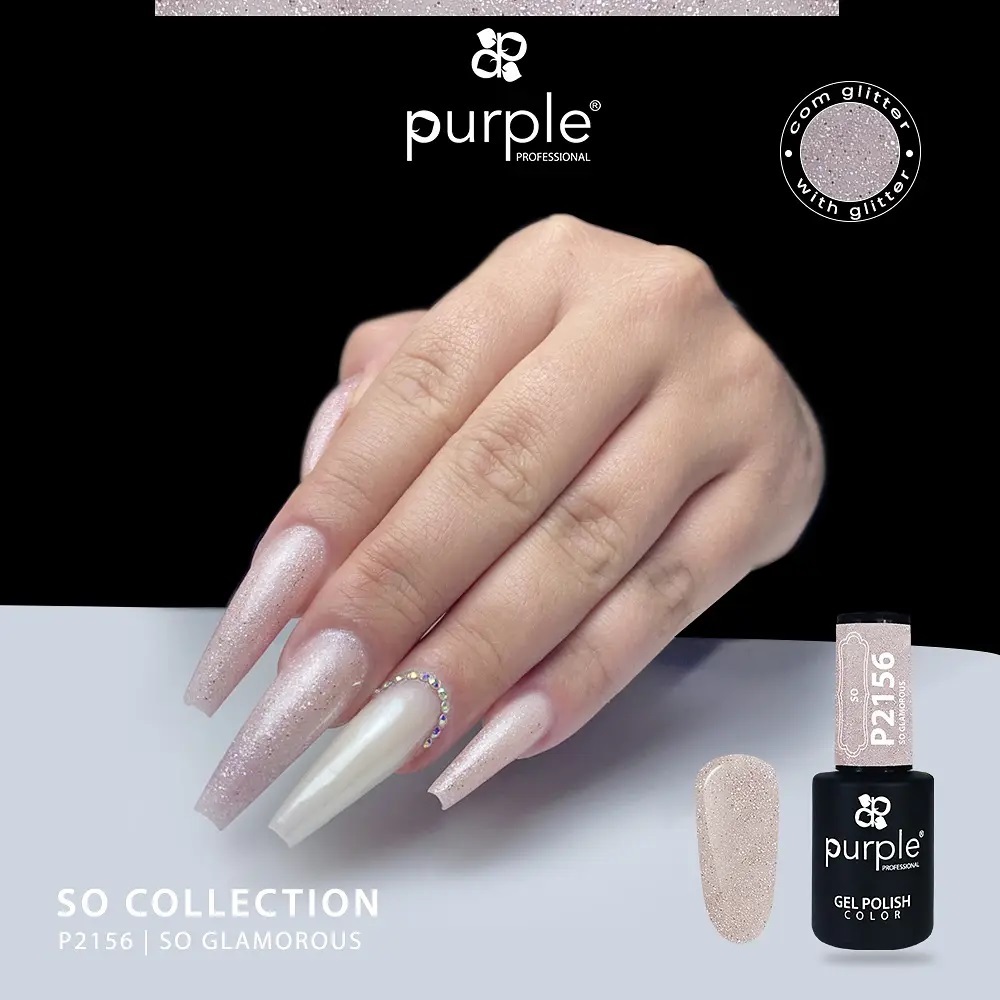 Mãos femininas com unhas longas em verniz gel rosa cintilante e frasco de verniz gel preto da marca purple professional.