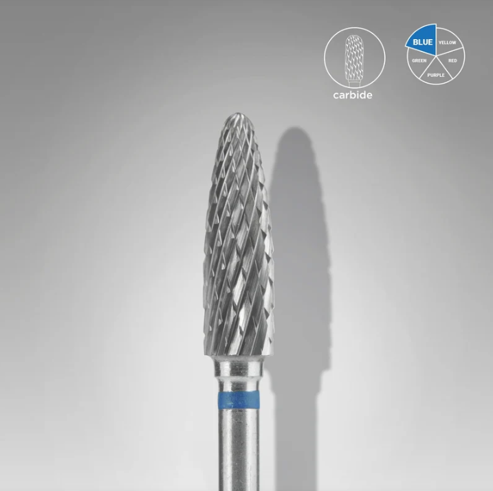 Broca metálica com padrão de corte em espiral e faixa azul no eixo