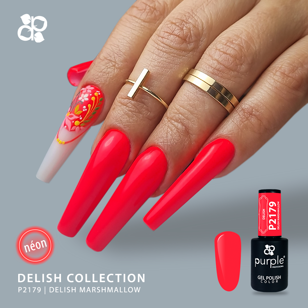 Mão com unhas vermelhas néon longas e anéis dourados