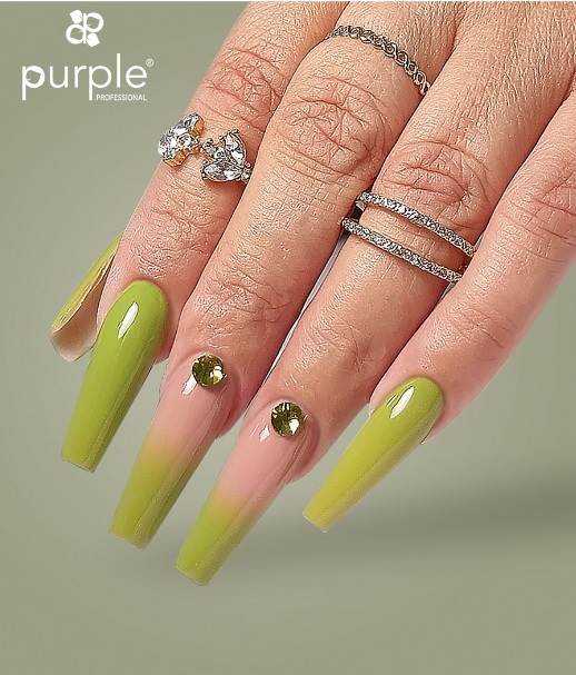 Mão com unhas postas verdes e anéis prateados e dourado