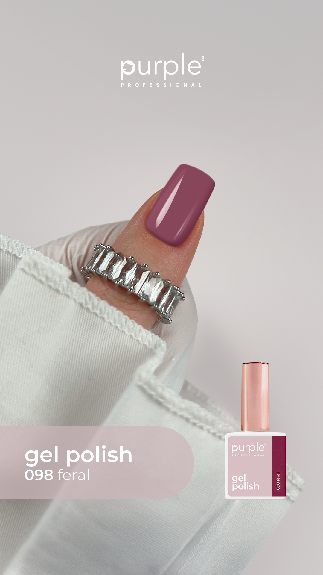 Unha com verniz gel roxo e anel prateado