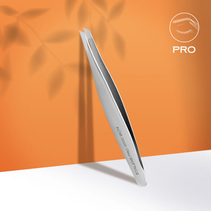 Pinça metálica de sobrancelhas prateada com texto PRO SLANT TWEEZERS STAINLESS sobre fundo laranja com ícone PRO.