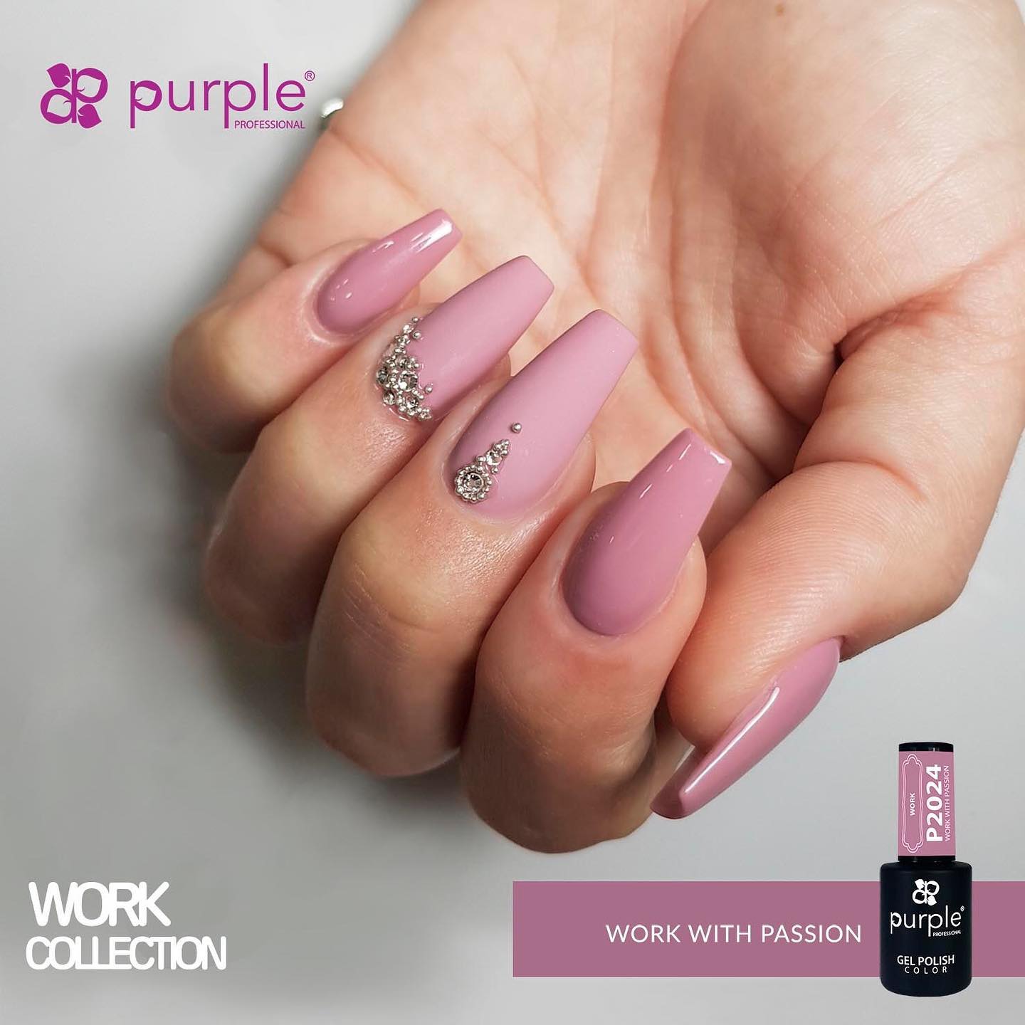 Unhas postiças rosas foscas com decoração de cristais e frasco de verniz roxo da marca purple