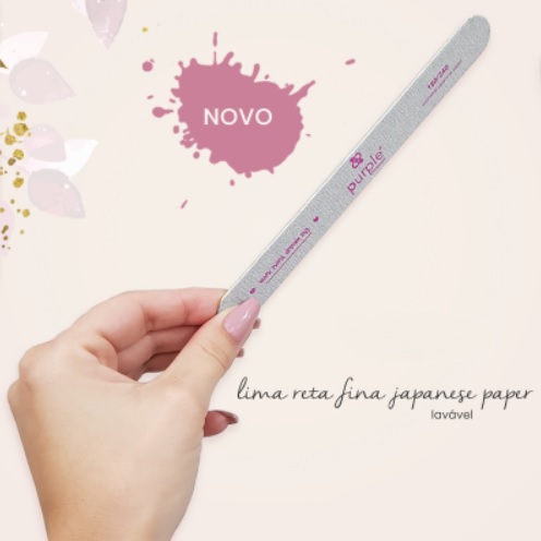 Mão segurando lima reta fina cinzenta com texto rosa 'purple'