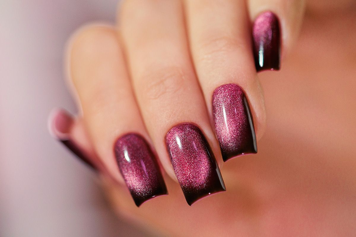 Unhas com verniz rosa metálico e ombré preto