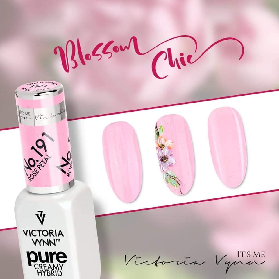 Verniz para unhas rosa Victoria Vynn com amostras decoradas e texto Blossom Chic