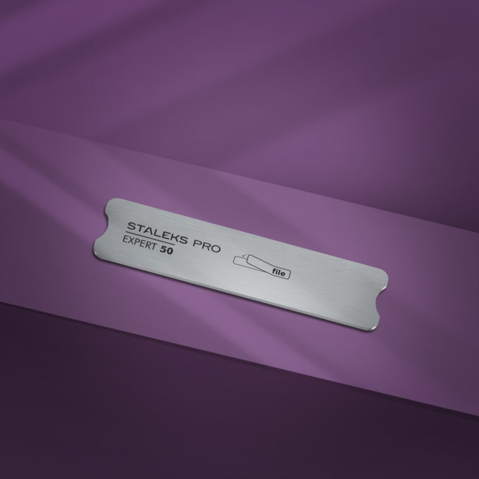 Lima metálica Staleks Pro Expert 50 sobre fundo roxo