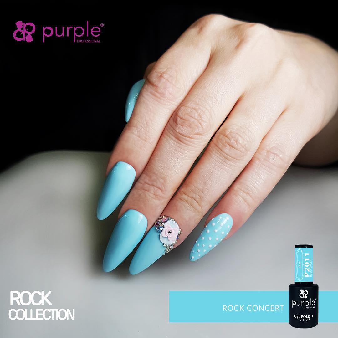 Mão com unhas azuis celestes decoradas e verniz gel Purple Professional