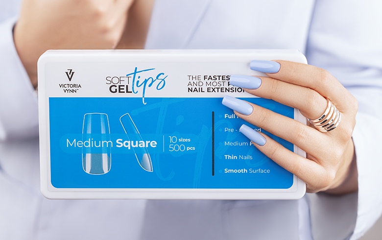 Caixa de extensões de unhas em gel azul com mãos femininas segurando