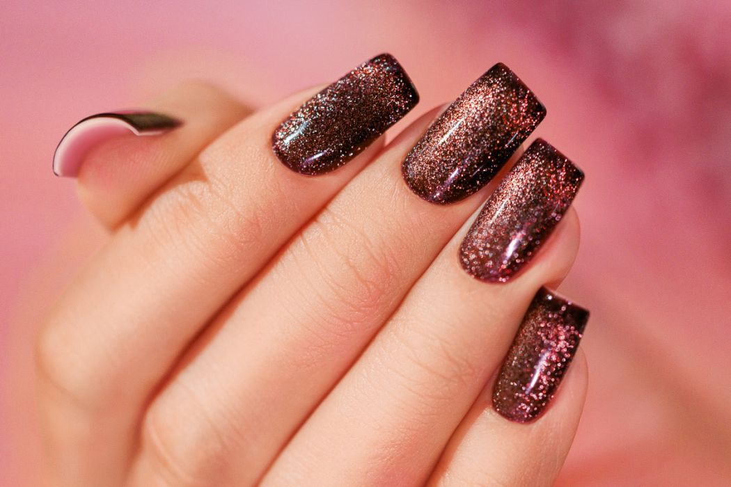 Unhas compridas com verniz glitter preto e rosa