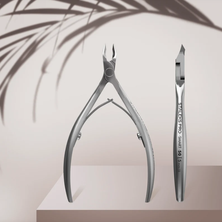Conjunto de alicate e pinça de metal prateado para unhas com texto Staleks Pro