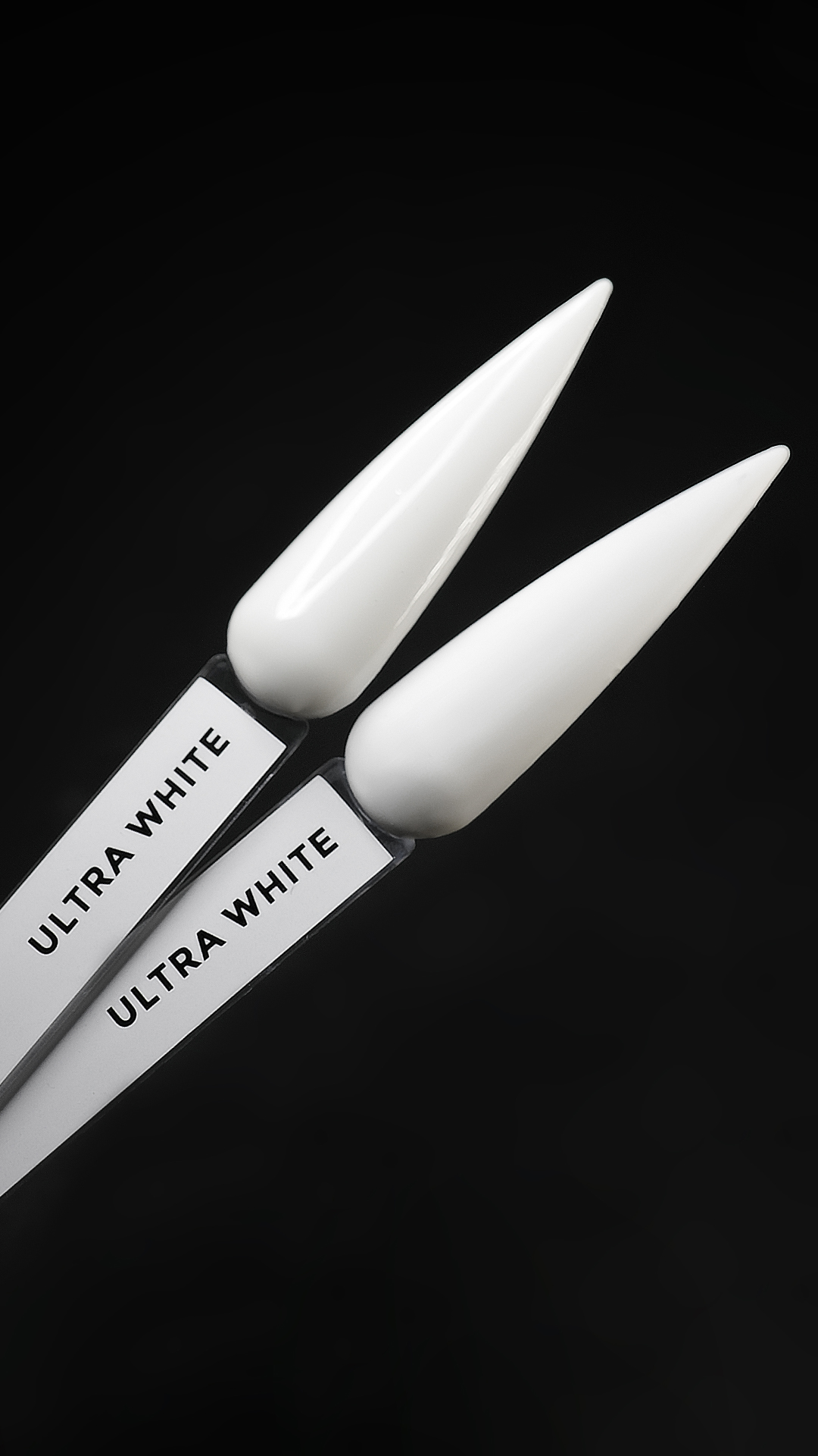 Amostras de unhas falsas brancas etiquetadas com ULTRA WHITE