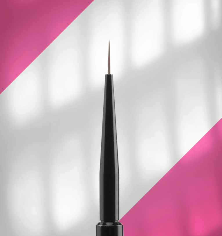 Pincel de precisão com cabo preto e ponta fina sobre fundo branco e rosa