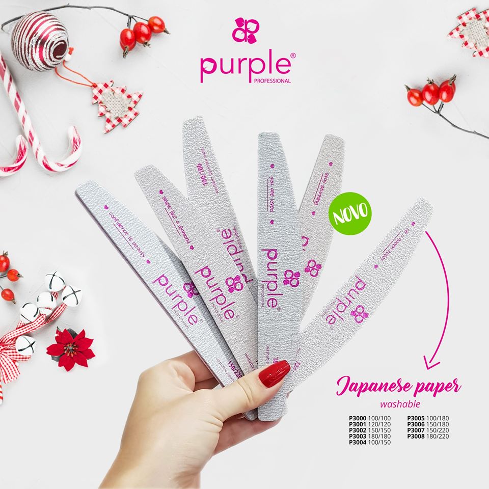 Cinco lixas de unhas cinza com texto rosa, mãos segurando e decoração natalícia ao fundo