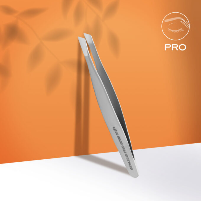 Pinça de metal cinzenta com ponta inclinada sobre fundo laranja com texto PRO e ícone