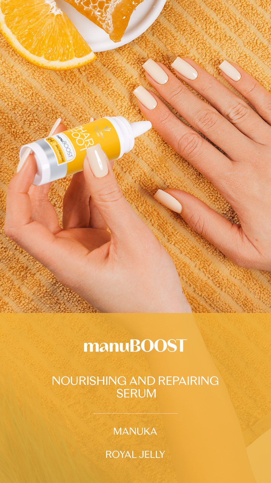 Sérum manuBOOST para unhas com mãos femininas e elementos naturais ao fundo