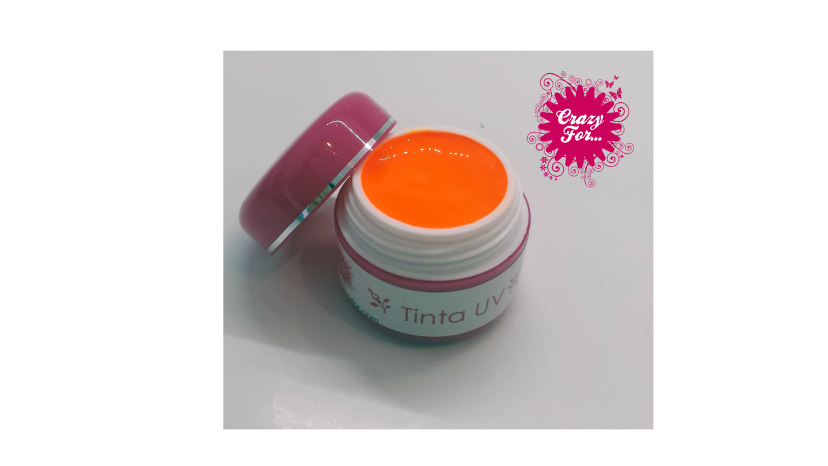 Frasco de tinta UV laranja da marca Crazy Tek aberto sobre superfície branca