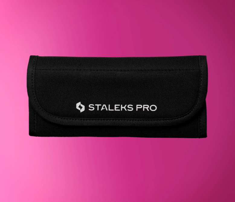 Estojo preto com texto STAELKS PRO em fundo rosa