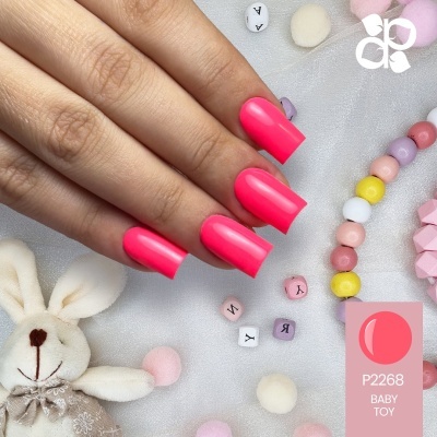Unhas pintadas de rosa neon com decoração de bolas coloridas, letras, pompons e coelho de peluche