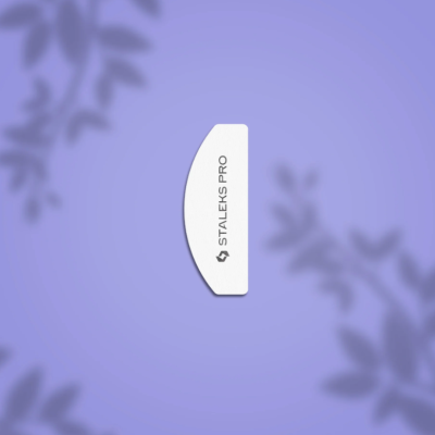 Dispositivo branco curvado STALEKS PRO em fundo roxo com sombras de folhas