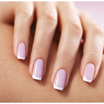 Unhas decoradas em estilo francesinha com base rosa claro e ponta branca