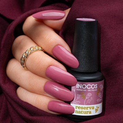 Frasco de verniz gel INOCOS rosa antigo com mão e unhas pintadas da mesma cor