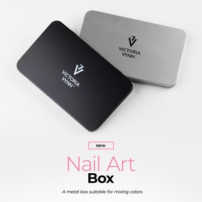 Duas caixas metálicas Nail Art Box em preto e cinzento com o logótipo Victoria Vynn