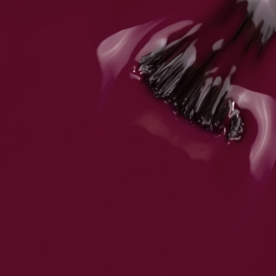 Pincel de verniz de unhas com verniz bordô brilhante