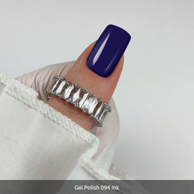 Mão com unha azul escuro e anel prateado com pedras transparentes