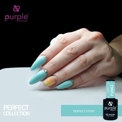 Mão com unhas pintadas a azul turquesa e amarelo com decoração de pérolas pequenas e frasco de verniz gel da Purple.