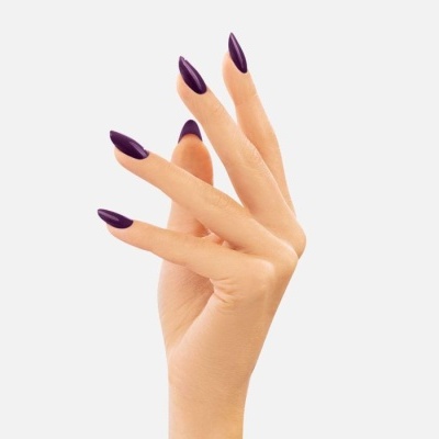 Mão feminina com unhas roxas postiças em fundo branco