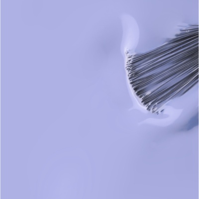 Agulhas metálicas finas num líquido lavanda