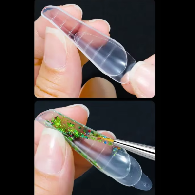 Molde transparente de silicone para dedo, uma vazia e outra com resina verde e glitter