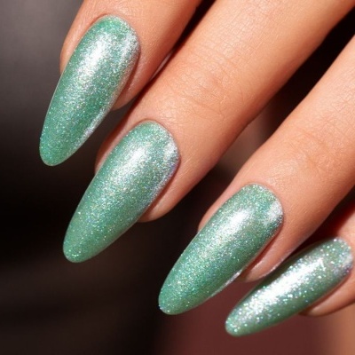 Unhas artificiais verdes com brilho prateado em formato ponta de amêndoa