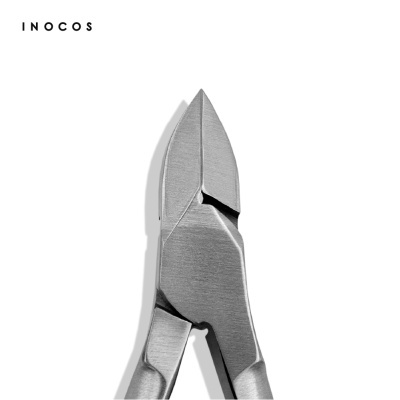 Alicate de cutículas de metal cinza com a marca INOCOS