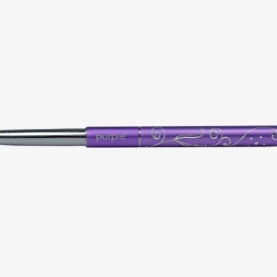 Pincel de maquilhagem roxo com decoração prateada e cerdas claras