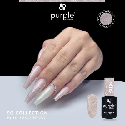 Mãos femininas com unhas longas em verniz gel rosa cintilante e frasco de verniz gel preto da marca purple professional.
