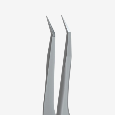 Duas pinças metálicas prateadas com pontas finas, uma serrilhada e outra lisa
