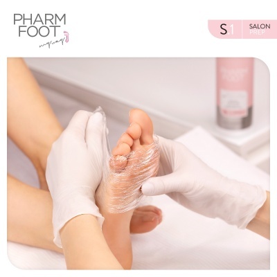 Tratamento de pé com plástico transparente e luvas brancas, frasco rosa ao fundo e texto Pharm Foot S1 Salon Prep