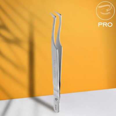 Pinça curva metálica com texto QIAO SKY 711 L45 sobre superfície branca e fundo laranja