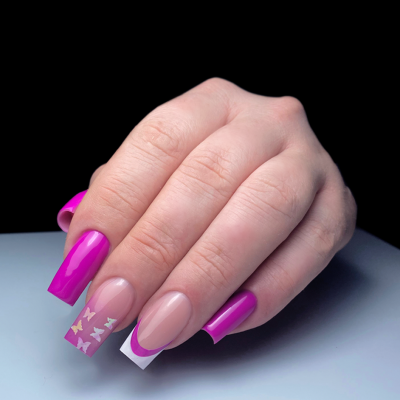 Unha feminina com decoração rosa, violeta e detalhes de borboletas douradas.