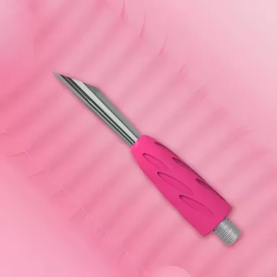 Faca ou ferramenta metálica com cabo rosa sobre fundo rosa