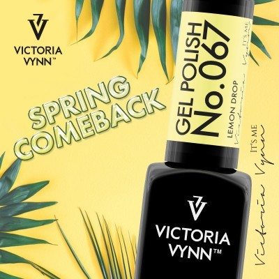 Esmalte em gel preto com rótulo amarelo Victoria Vynn No.067 Lemon Drop e folhas verdes ao fundo
