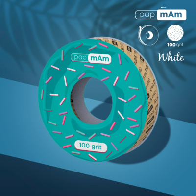 Rolo de papel abrasivo com padrão verde e detalhes rosa e branco, texto PAP mAm e 100 grit, lado castanho com texto repetido.