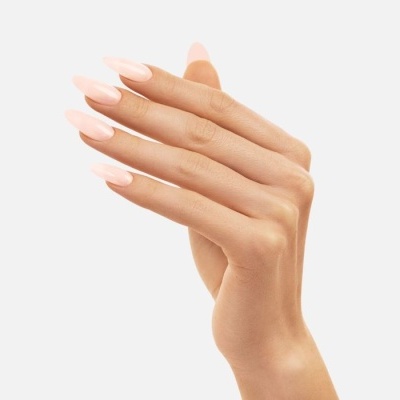 Mão feminina com unhas longas nude