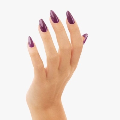 Mão feminina com unhas roxas longas e brilhantes