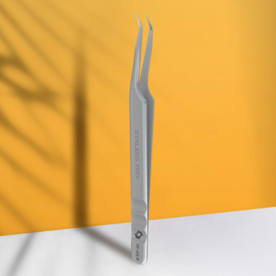 Pinça de precisão metálica cinzenta com ponta curva em fundo branco e amarelo