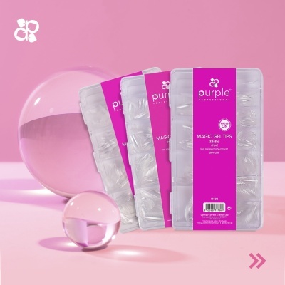 Unhas postiças em embalagens transparentes com etiqueta rosa da Purple Professional sobre fundo rosa com esferas